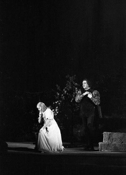 Мария Звездина в партии Джильды и Соломон Хромченко в партии Герцога Мантуанского, 1949 год, г. Москва. Дуэт Джильды и Герцога из первого действия оперы Джузеппе Верди «Риголетто» на сцене филиала Большого театра.&nbsp;Филиал ГАБТ открылся в 1924 году в помещении бывшей частной оперы Зимина на углу Кузнецкого Моста и Большой Дмитровки (нынешнее здание Московской Оперетты). На этой сцене спектакли шли до 1959 года.