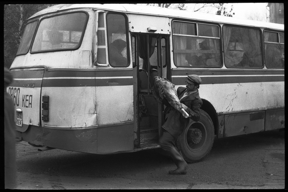 Попутный автобус до Центрального рынка, 18 октября 1983, г. Новокузнецк. Выставка «Жизнь в дороге» с этой фотографией.&nbsp;