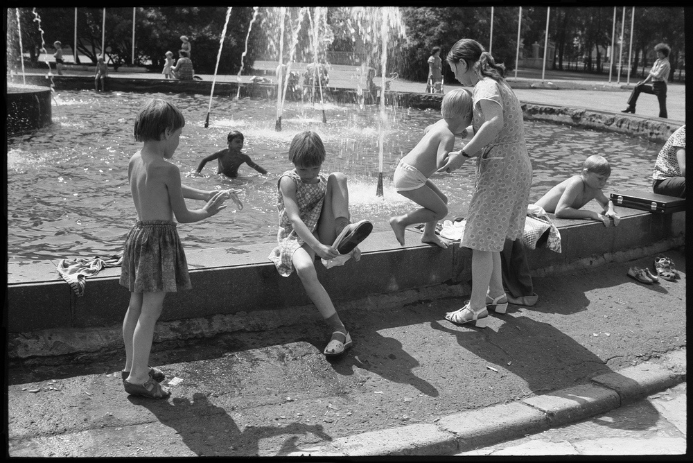 Городской фонтан на Театральной площади, 27 июня 1981, г. Новокузнецк. Выставка «На лето – босоножки» с этой фотографией.