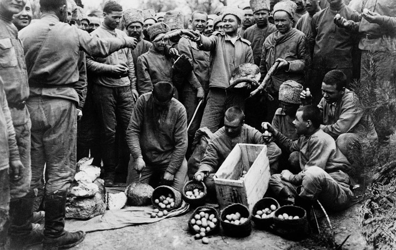 Первая мировая война. «Красная Пасха» на фронте. Раздача куличей и яиц, 2 апреля 1917. Выставки&nbsp;«Bon appetit!»,&nbsp;«А где же яйца?», «Светлая седмица» с этой фотографией. 
