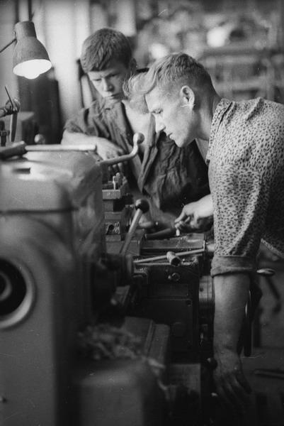 Мастер и ученик у станка, 1967 год, Волгоградская обл., г. Волжский. Из серии «Волжский шинный завод имени 50-летия образования СССР».