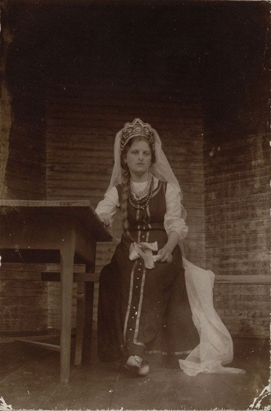 Евгения Максимовна Осипова в русском сарафане и кокошнике с фатой, 1900-е, Владимирская губ., г. Муром
