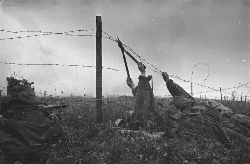 Бойцы, разрезающие колючую проволоку, 1940 - 1942
