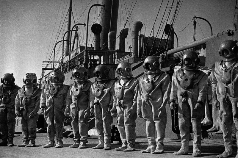 Команда экспедиции подводных работ особого назначения, 1930 - 1933. Выставка «Фотограф Иван Шагин» с этим снимком.