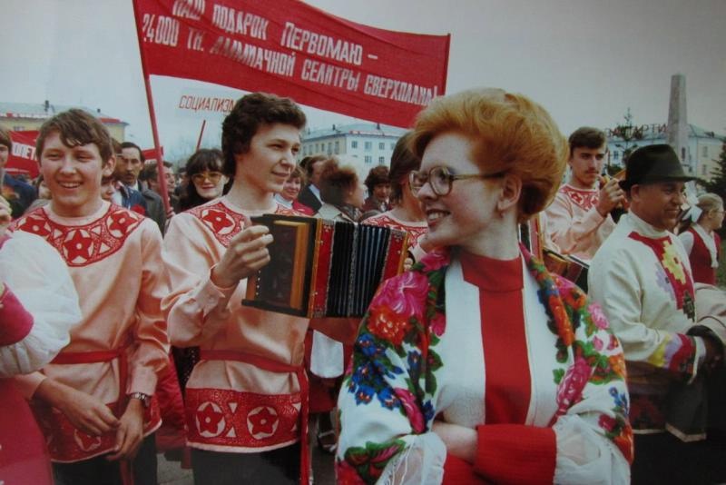 На первомайской демонстрации, 1981 год, Куйбышевская обл., г. Тольятти. Выставка «Первомайские транспаранты» с этой фотографией.