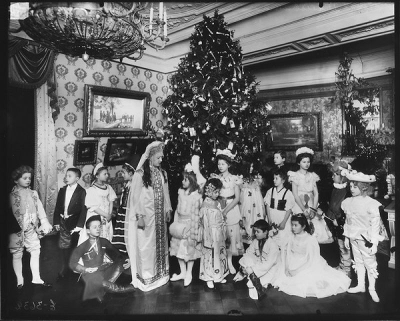 Рождественская елка, 1913 - 1914. Выставки:&nbsp;«10 лучших елок»,&nbsp;«Рождественская радость»  с этой фотографией.