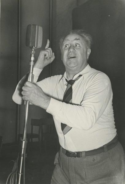 У микрофона народный артист СССР Михаил Жаров, 1957 год. Выставка «Народные артисты СССР» с этой фотографией.