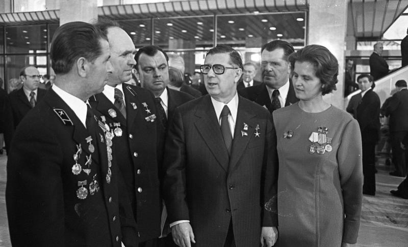 Писатель Александр Чаковский среди делегатов XXV съезда КПСС, 1976 год, г. Москва