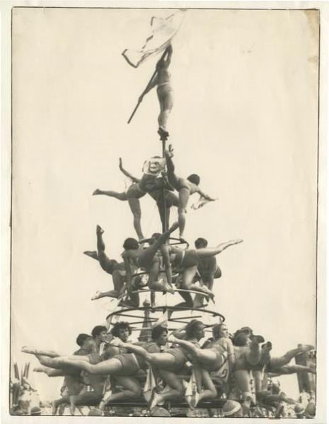 Женская пирамида, 1936 год, г. Москва. Спортивный парад на Красной площади.