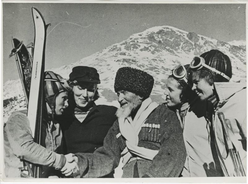 Альпинисты со старейшиной, 1950-е