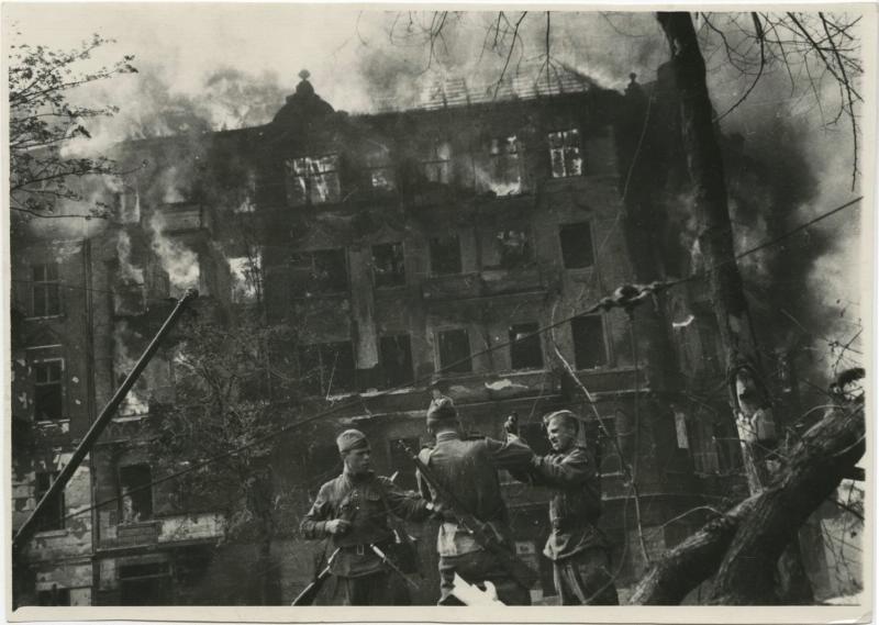«Последние бои в городе Берлине ведут воины Белорусского фронта», 26 апреля 1945 - 2 мая 1945, Германия, г. Берлин