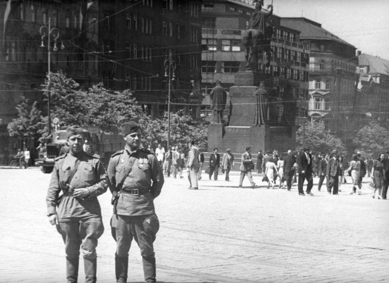 Арон Замский и Я. Попов, 14 мая 1945, Чехословакия, г. Прага