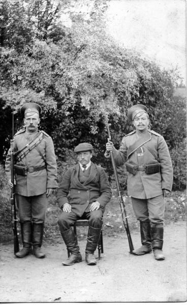 Портрет мужчины с двумя солдатами, 1915 год