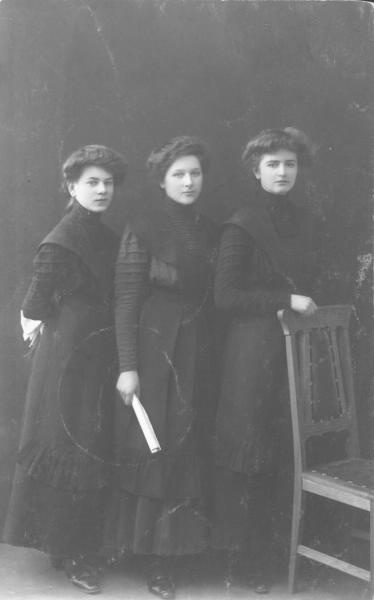 Три гимназистки, 1910 год