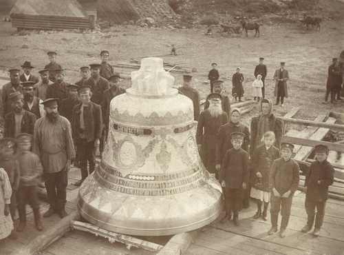 Установка колокола на Троицкой церкви в честь 500-летия Плеса, 1910 год, Костромская губ., г. Плес