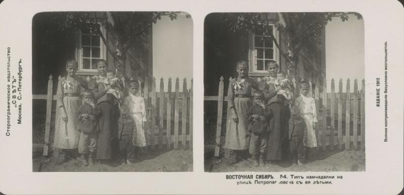 Тип камчадалки на улице Петропавловска с ее детьми, 1909 - 1911, Камчатская обл., г. Петропавловск-Камчатский