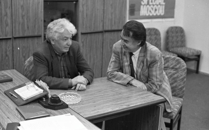 Владимир Войнович и Андрей Дементьев в редакции журнала «Юность», 1990 год, г. Москва