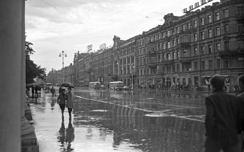 Невский проспект во время дождя, 1960-е, г. Ленинград. Выставка «Невский проспект вернул свое имя» с этой фотографией.