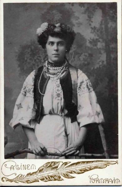 Портрет женщины в украинском народном костюме, 1910 год