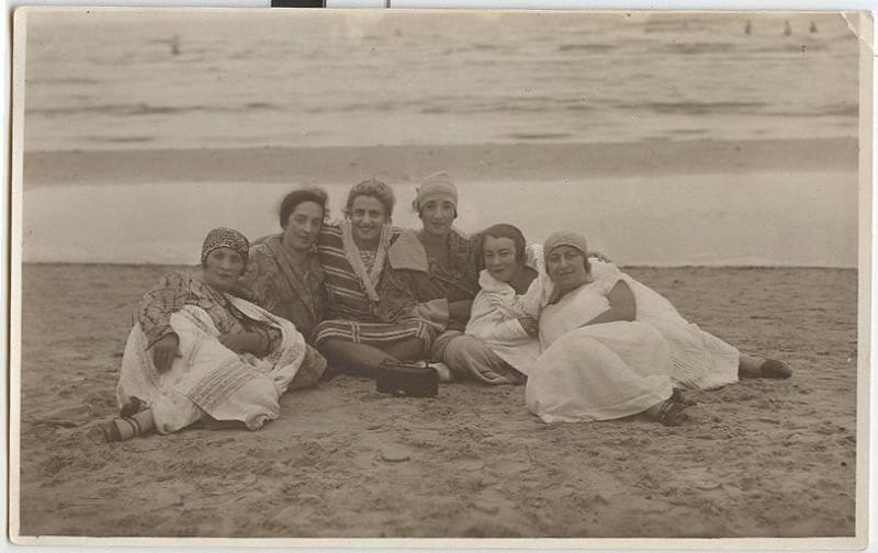 Женщины у моря, 1920-е