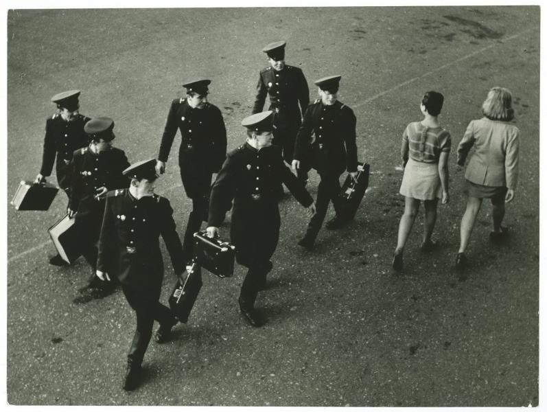 «Равнение налево», 1970-е. Выставка «Будни эпохи застоя» с этой фотографией.