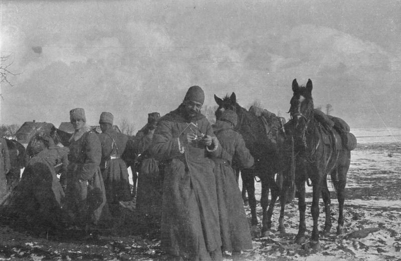 Группа военных и священник в поле, 1914 - 1918