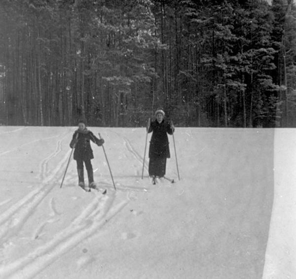 Лыжная прогулка, 1910-е. Выставка «Рождественское настроение» с этой фотографией.&nbsp;