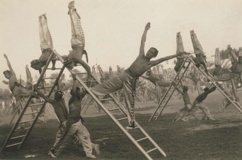 Коллективная гимнастика на лестницах, 1930-е, Узбекская ССР. Выставка «15 лучших фотографий Макса Пенсона» с этим снимком.&nbsp;