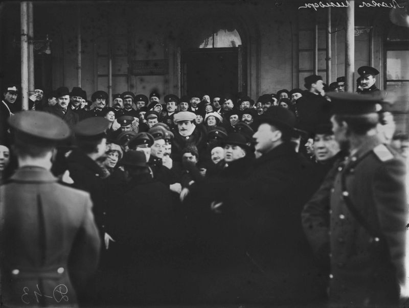 Макс Линдер на руках у почитателей на вокзале во время приезда, ноябрь 1913, г. Санкт-Петербург. Выставка «Вокзалы: встречи и расставания» с этой фотографией.