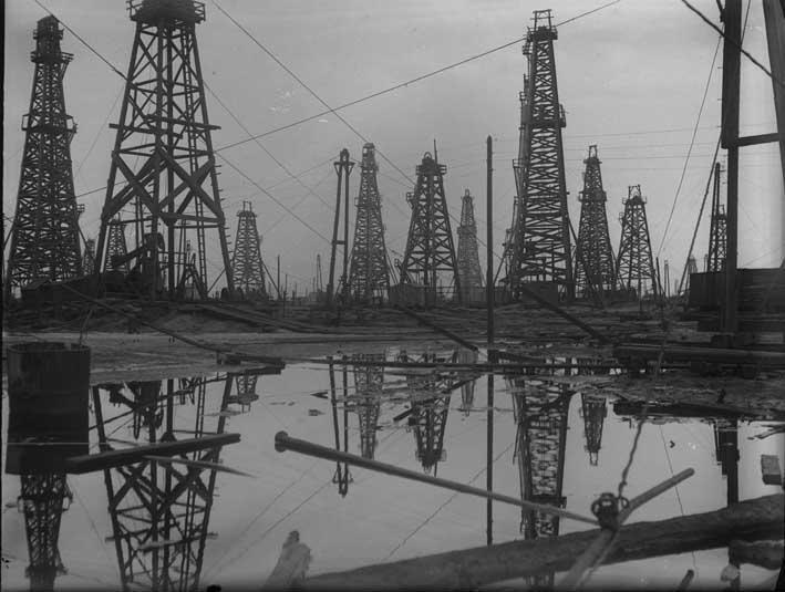 Нефтяные вышки, 1929 год, Азербайджанская ССР, г. Баку. Выставки&nbsp;«10 фотографий с нефтью»&nbsp;и «Союз нерушимый республик свободных: 15 республик СССР и их 15 столиц» с этой фотографией.