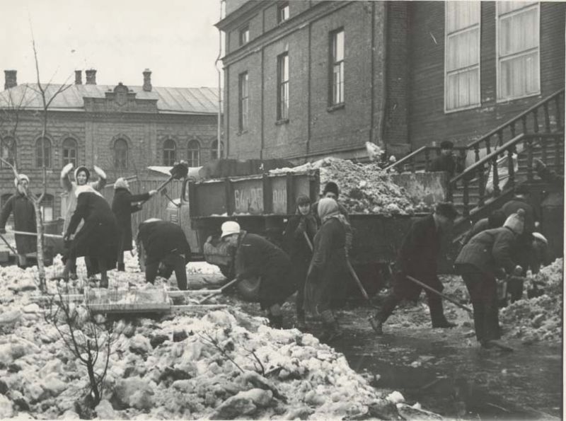 Субботник: уборка территории у Дворца культуры металлургов, 12 апреля 1969, г. Череповец. Выставка «Такого снегопада...» с этой фотографией.&nbsp;