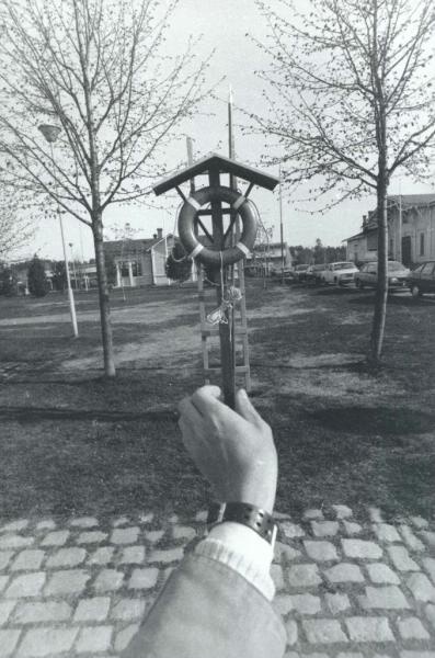Спасательный круг, 1990 год. Выставки&nbsp;«Игра с перспективой» и «Для спасения утопающих» с этой фотографией.