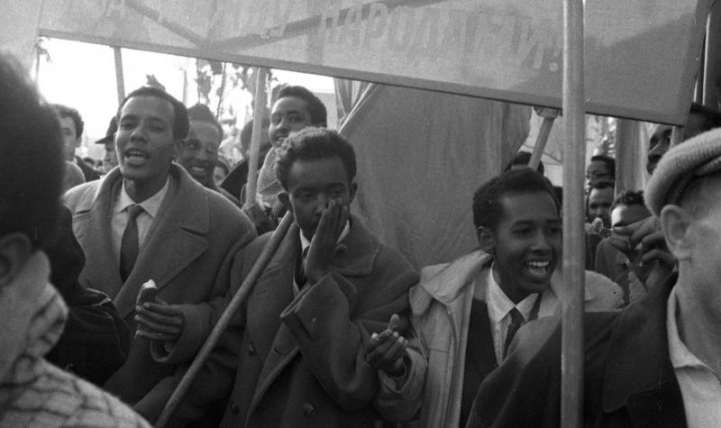 Студенты-африканцы на первомайской демонстрации, 1963 - 1964, г. Москва