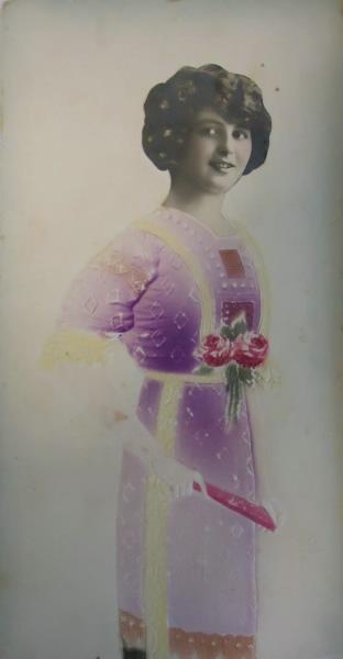 Портрет девушки, 1920-е. Выставка: «Заигравшие новыми красками» с этой фотографией.
