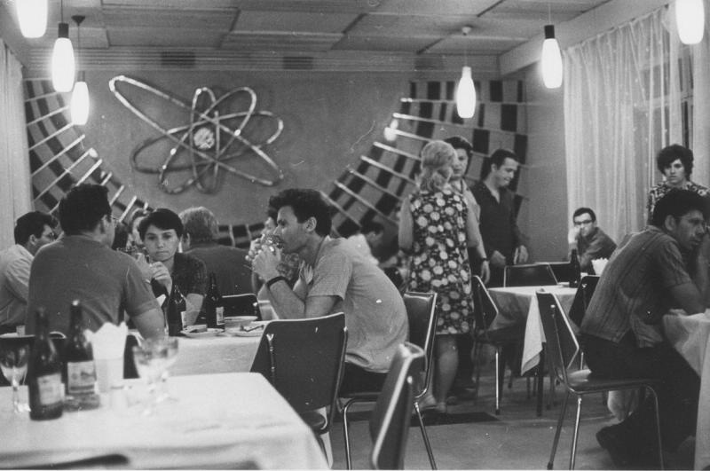 Буфет, 1970 - 1975, Протвино. Из серии «Институт физики высоких энергий в Протвино».В 1989 году поселок городского типа Протвино был преобразован в город областного подчинения.