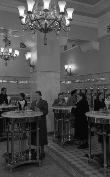 Закусочная-автомат, 1954 - 1959, г. Москва. Выставка «Из истории общепита» с этой фотографией.
