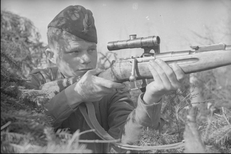 Сержант Владимир Соколов на огневой позиции, 1941 - 1943. «Отец Владимира Соколова истреблял вражеских "кукушек" в лесах Финляндии. Он был отличным снайпером и погиб смертью героя в боях за советскую Родину. Комсомолец Владимир - достойный сын отважного отца. Он тоже снайпер. Сражаясь против фашистских захватчиков, огнем своей снайперской винтовки он уничтожил 39 немцев». Комсомольская правда. 14 мая 1943 года.&nbsp;
