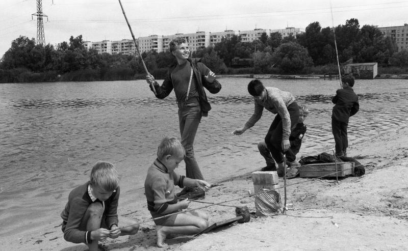 Мальчишки на берегу Днепра, 1985 год, Украинская ССР, г. Херсон. Выставки:&nbsp;«"Ловись рыбка большая..." Рыболовный бум в СССР», «Река Днепр» с этим снимком. 