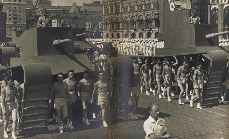 «Танки», 1936 год, г. Москва. Спортивный парад на Красной площади.Выставка «Физкультурные парады» с этой фотографией. 