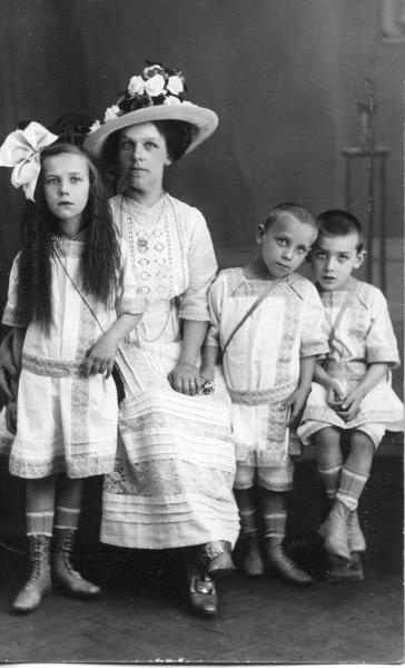 Портрет Е. Кошинской с детьми, 1910-е. Выставка «Ой, мамочки!» с этой фотографией.