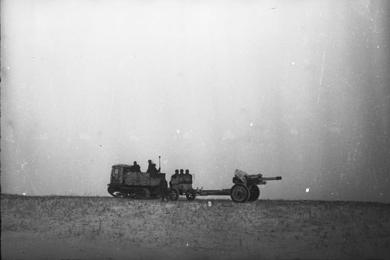 Тягач с гаубицей М-30 и бойцами, 1941 - 1945