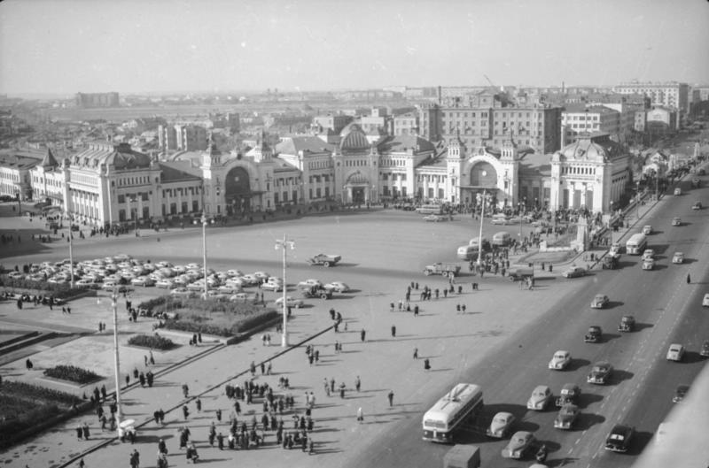 Белорусский вокзал и улица Горького, 1952 год, г. Москва. Ныне площадь Тверская Застава.