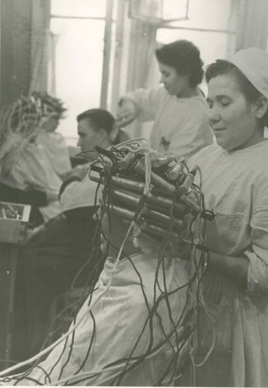 В дамском зале парикмахерской бытового обслуживания, 1962 год, г. Череповец. Выставка «СССР: Советские Стрижки Стильное Ретро» с этой фотографией.&nbsp;