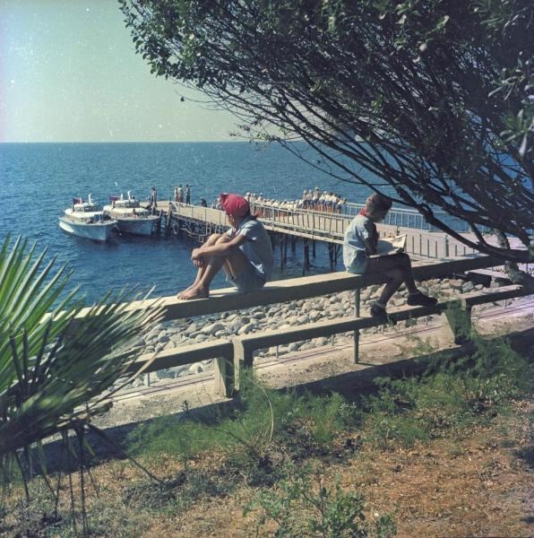 «Артек». У моря, август 1962, Крымская АССР, пгт. Гурзуф. Выставки&nbsp;«"Артек" – планета детей»&nbsp; и «Крым» с этой фотографией.