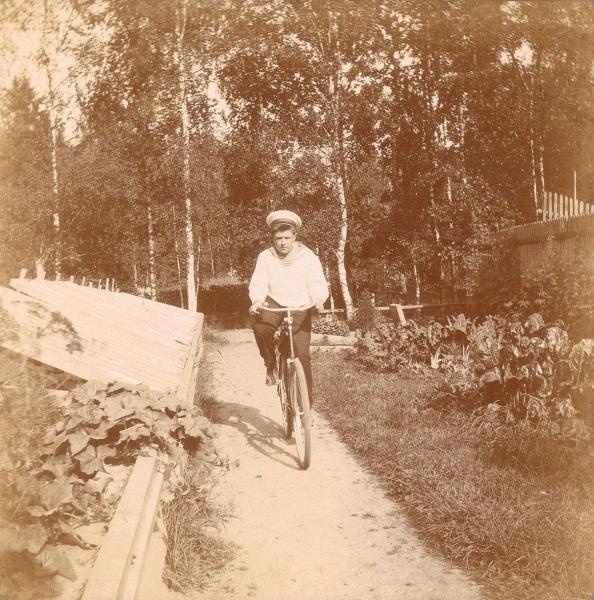 Мальчик на велосипеде, 1895 - 1905