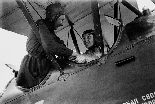 Летчица Валентина Гризодубова (справа) в кабине самолета У-2СП, январь 1935, г. Москва