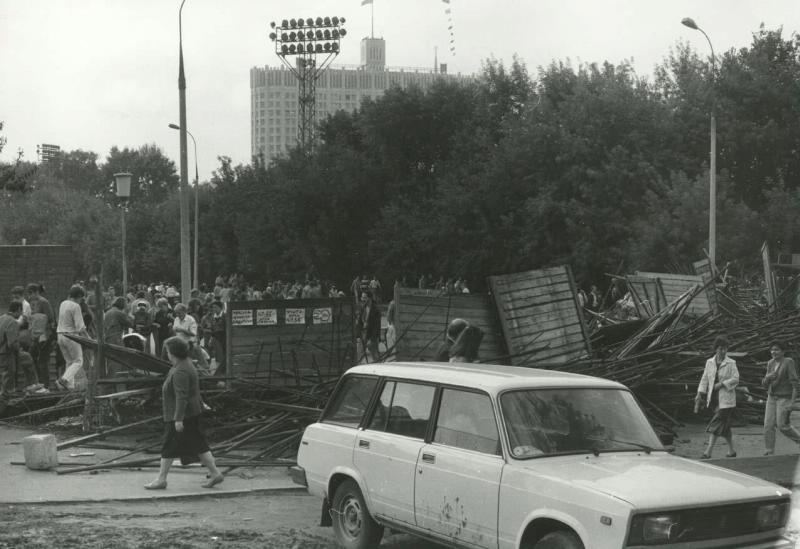 Баррикады на Конюшковской улице после провала путча ГКЧП, 22 августа 1991, г. Москва. Выставка «Августовский путч» с этой фотографией.