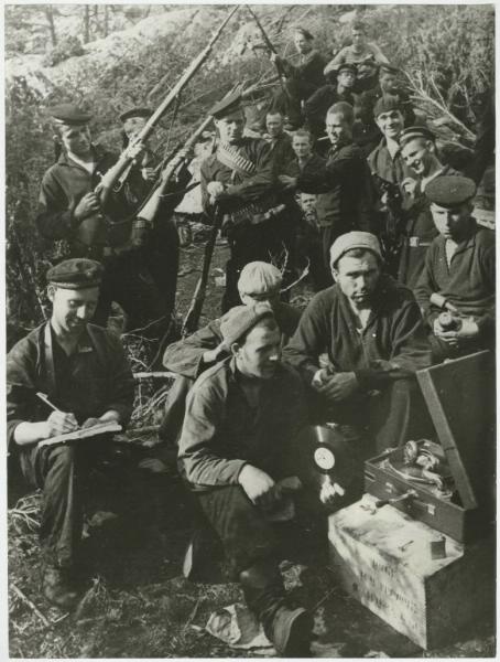 Десантники в минуты отдыха. Ленинградский фронт, 1941 год