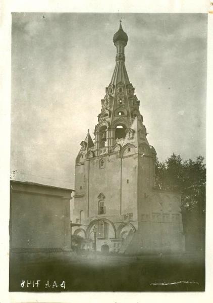 Шатровая церковь, 1930-е, г. Ярославль. Колокольня построена в 50-е годы XVII века.