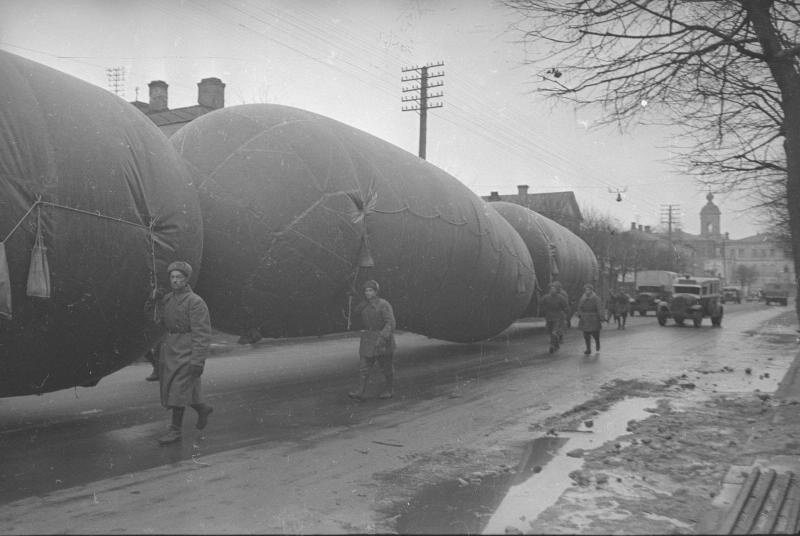 Военнослужащие войск ПВО сопровождают газгольдеры, 1941 год, г. Москва